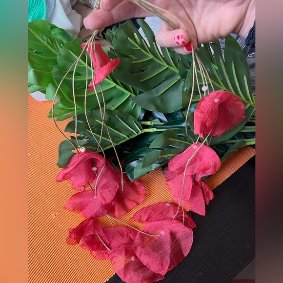 Jewelry - Statement Floral Flowy Red Necklace. Lightweight. Elegant and beautiful